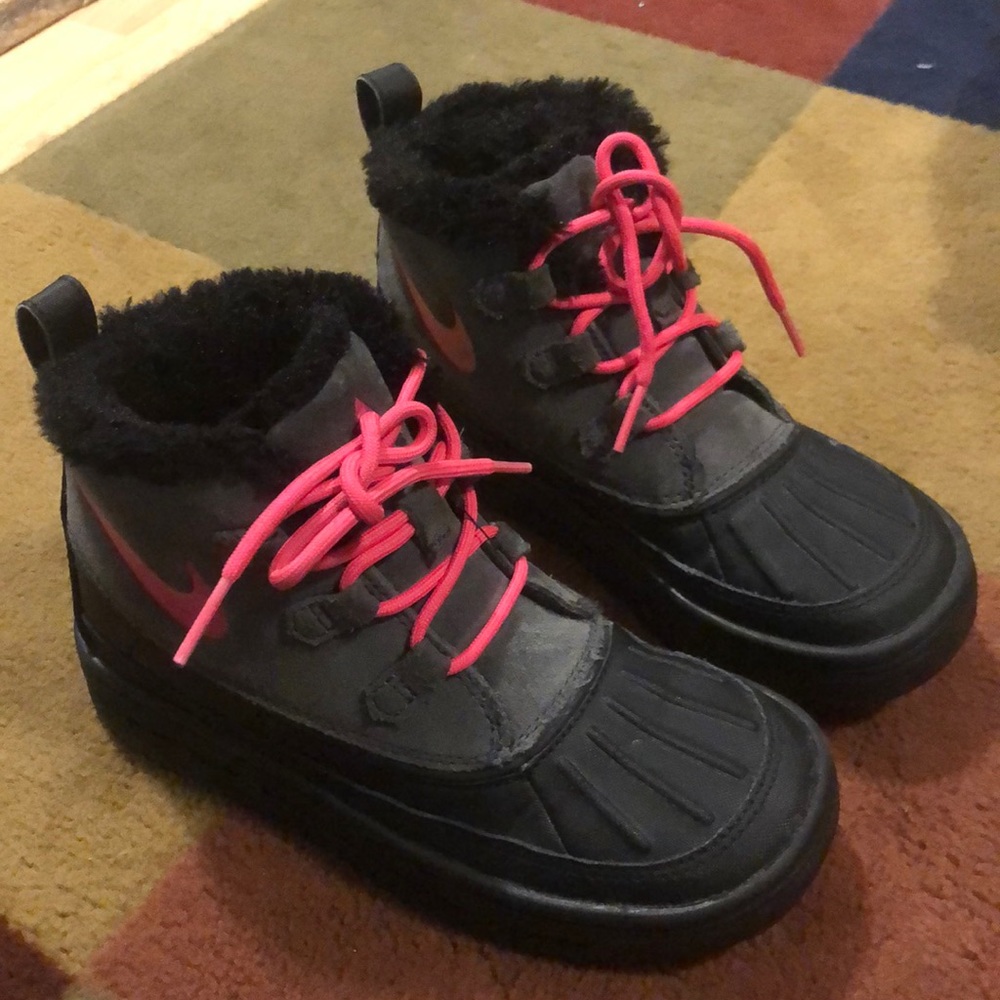 Girl’s Nike ACG boots.